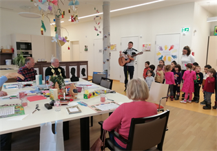 Kinder des Kindergartens am Pfarrerfeld singen für die Bewohner:innen