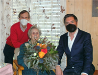 Fr. Margareta Riener mit Sohn und Bürgermeister Peter Schobesberger
