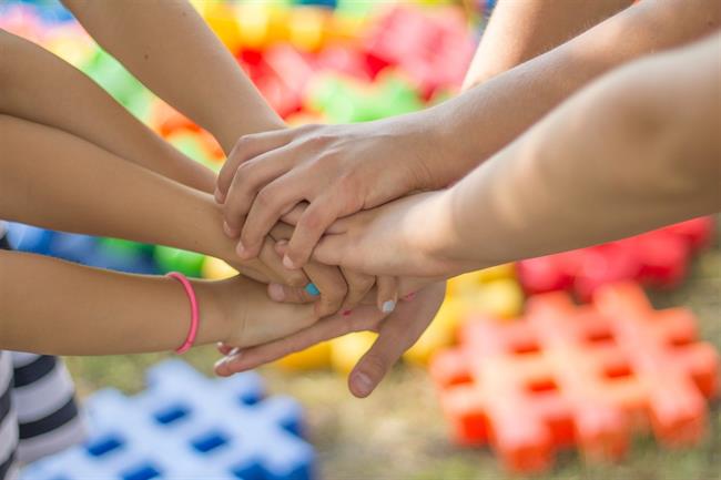 Pestalozzi-Unser Kindergarten Bild-Hände -Miteinander leben lernen