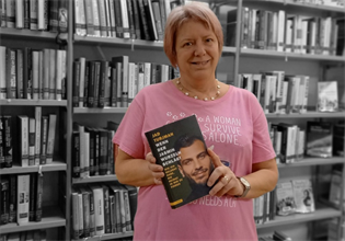 Amnesty spendet Buch an Bibliothek