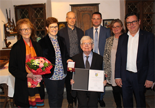 Ehrenzeichen in Gold für Helmut Kasbauer