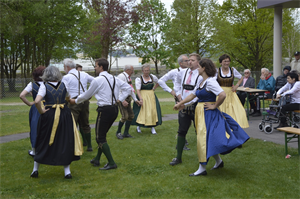Trachtenverein "d'Waldhörnler" tanzen vorm Seniorenheim