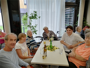 v. li.: Familie Rauschal, Mitte Hr. Staudinger, Zivildiener Hemetsberger