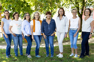 Eine Gruppe von Frauen, die für ein Foto posieren