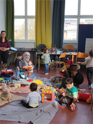 Kinder beim Kurs "Mama lernt Deutsch"