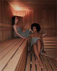 Frauen in Sauna